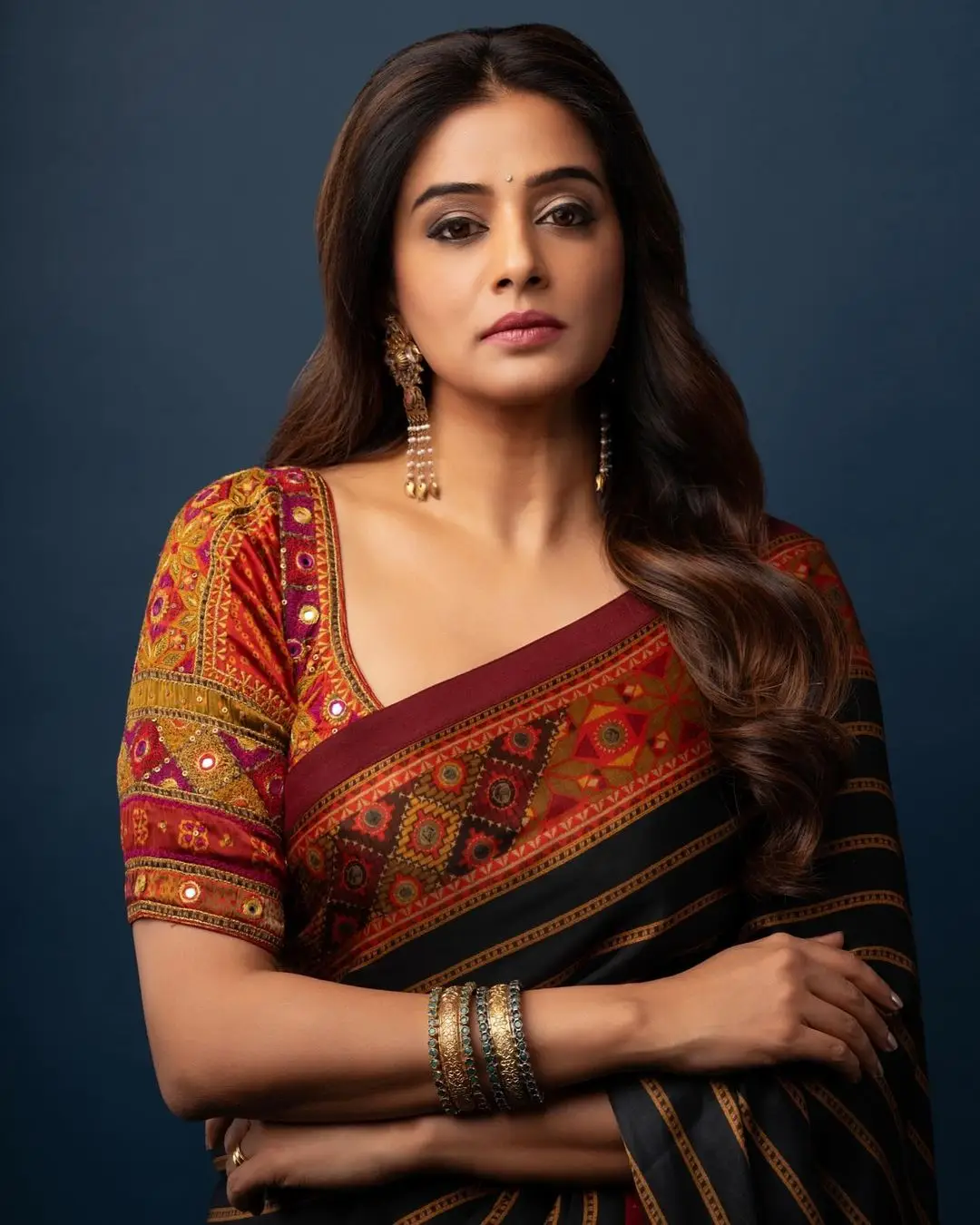 SOUTH INDIAN GIRL PRIYAMANI IN TRADITIONAL BLACK SAREE ORANGE BLOUSE 2